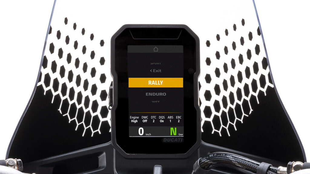 Ducati-Desert-X-MY22-TFT-02-gallery-1920x1080 svg+xml;charset=utf