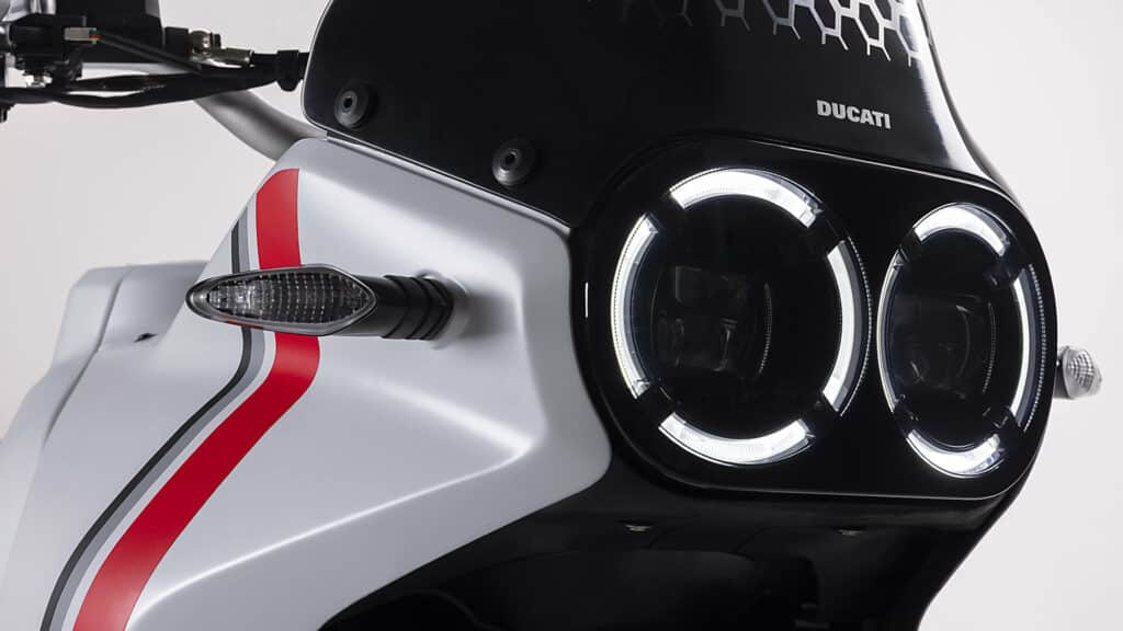 Ducati-DesertX-MY22-04-Luci-Gallery-1920x1080 svg+xml;charset=utf